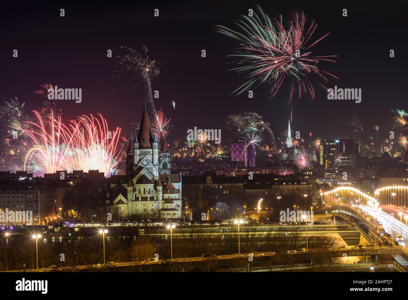 Wien, Vienna: Silvester (anno nuovo dell'anno Vigilia), fuochi d'artificio, il centro di Vienna, ponte Reichsbrücke, chiesa Franz von Assisi, ruota panoramica Ferris, Cattedrale St Foto Stock