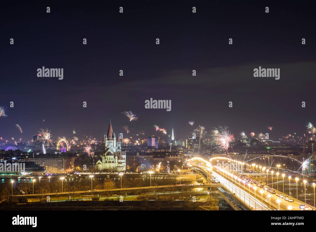 Wien, Vienna: Silvester (anno nuovo dell'anno Vigilia), fuochi d'artificio, il centro di Vienna, ponte Reichsbrücke, chiesa Franz von Assisi, ruota panoramica Ferris, Cattedrale St Foto Stock