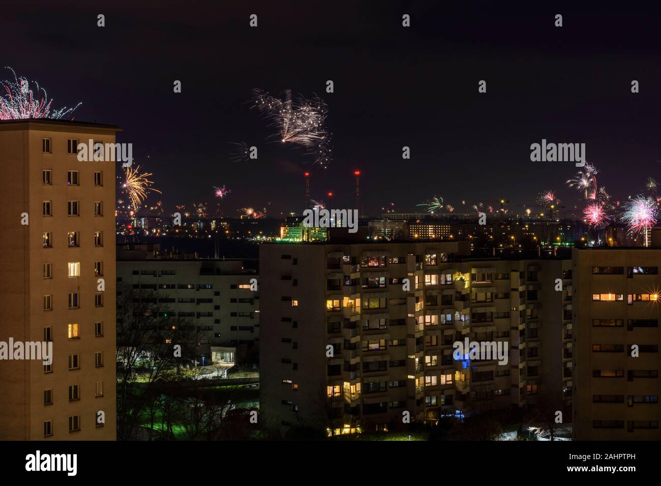Wien, Vienna: Silvester (anno nuovo dell'anno Vigilia), fuochi d'artificio, appartment case, edificio residenziale nel 22. Donaustadt, Wien, Austria Foto Stock