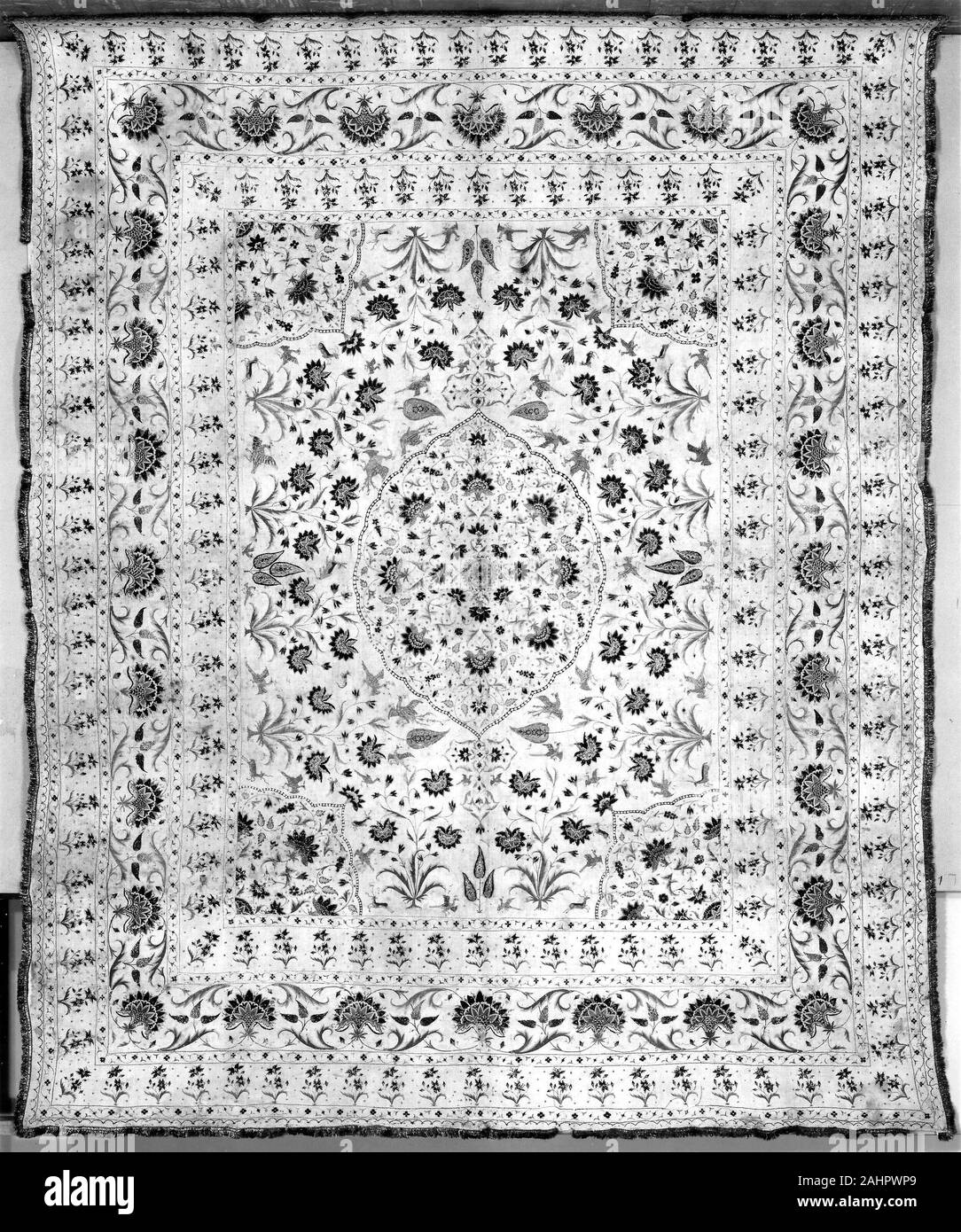 Copriletto. 1701-1800. Il Portogallo. Biancheria, ad armatura a tela, in due spessori; ovatta di cotone trapuntato;; ricamato in seta colorata e nastri metallici avvolti intorno ad una fibra di seta core in catena, raso, split, stelo e adagiandosi maglie Foto Stock