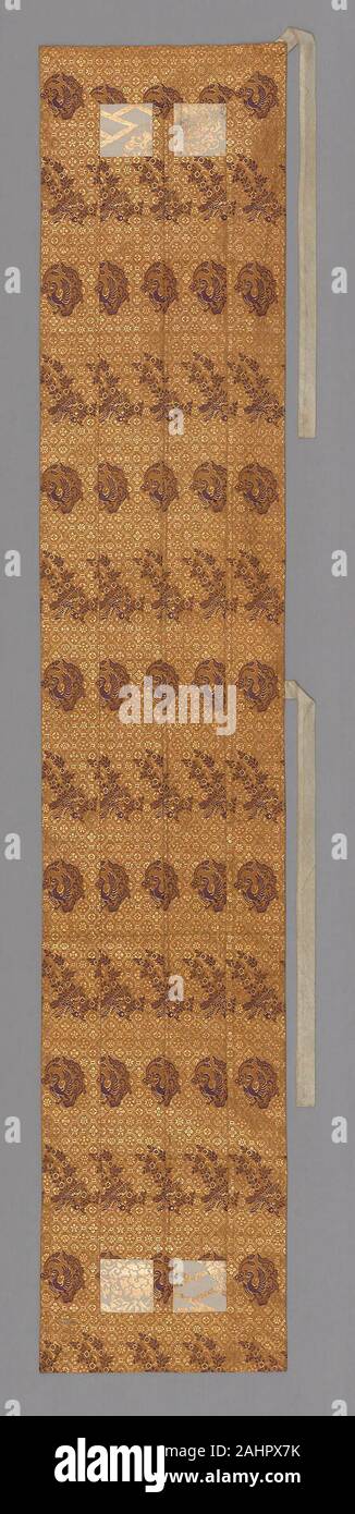 Ôhi (rubato). 1890-1906. Il Giappone. Heri, jô seta e oro-foglia-over-laccato-carta-strip, warp-galleggiante di fronte 2 1 Z' saia con fili di trama in posizione di flottazione di fronte 1 2 'Z' twill intrecci di legame secondario orditi e modellazione complementare trame; shiten seta e oro-foglia-over-laccato-carta-strip, warp-galleggiante di fronte 2 1 "Z" saia con fili di trama in posizione di flottazione di fronte 1 2 'Z' twill intrecci di legame secondario orditi e modellazione complementare trame; llining seta, 5 1 saia armatura di Damasco Foto Stock