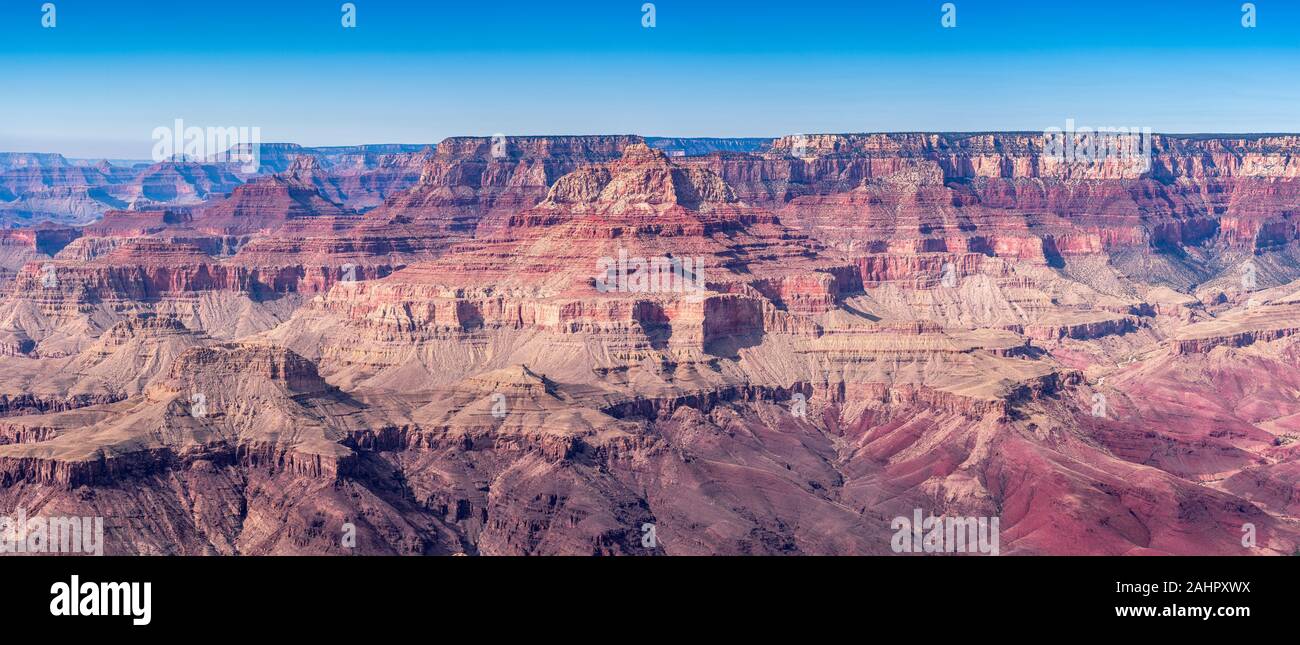 Una vista del robusto ma bellissimo parco nazionale del Grand Canyon durante un luminoso giorno mostra gli intricati dettagli delle creste e formazioni. Foto Stock