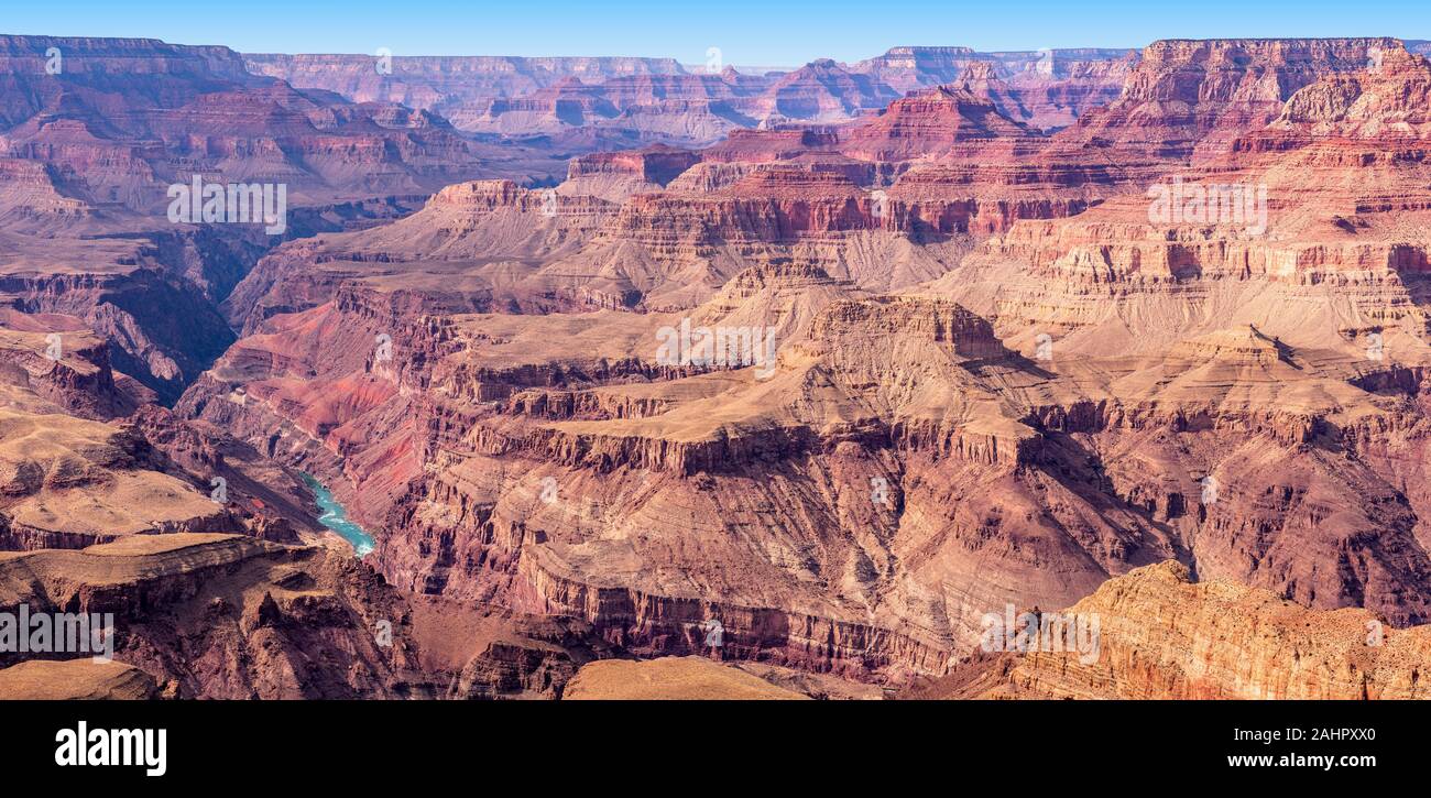 Una vista del fiume Colorado tessitura attraverso valli e il robusto Grand Canyon del terreno. Foto Stock