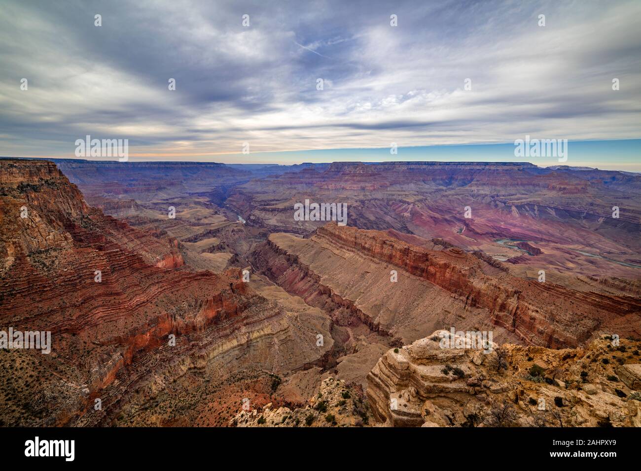 Una vista del robusto ma bellissimo parco nazionale del Grand Canyon durante Nuvoloso Tramonto Tramonto mostra gli intricati dettagli delle creste e formazioni a Li Foto Stock