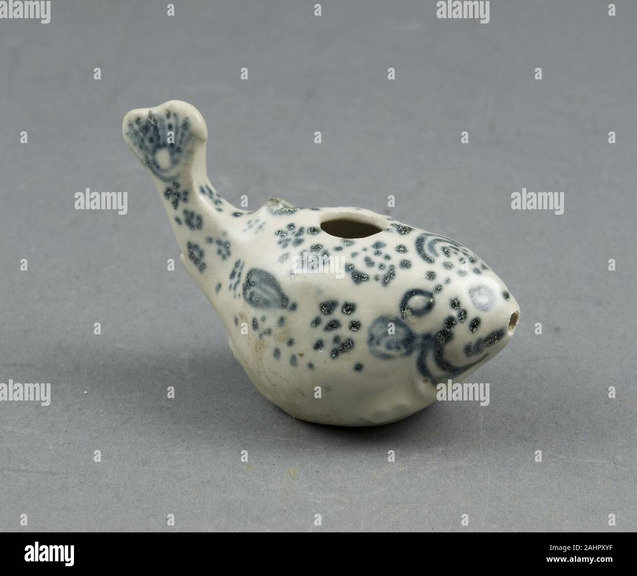 Acqua in miniatura Dropper in forma di Blowfish. 1401-1500. Il Vietnam. Smaltato porcellanato con blu cobalto underglaze Foto Stock