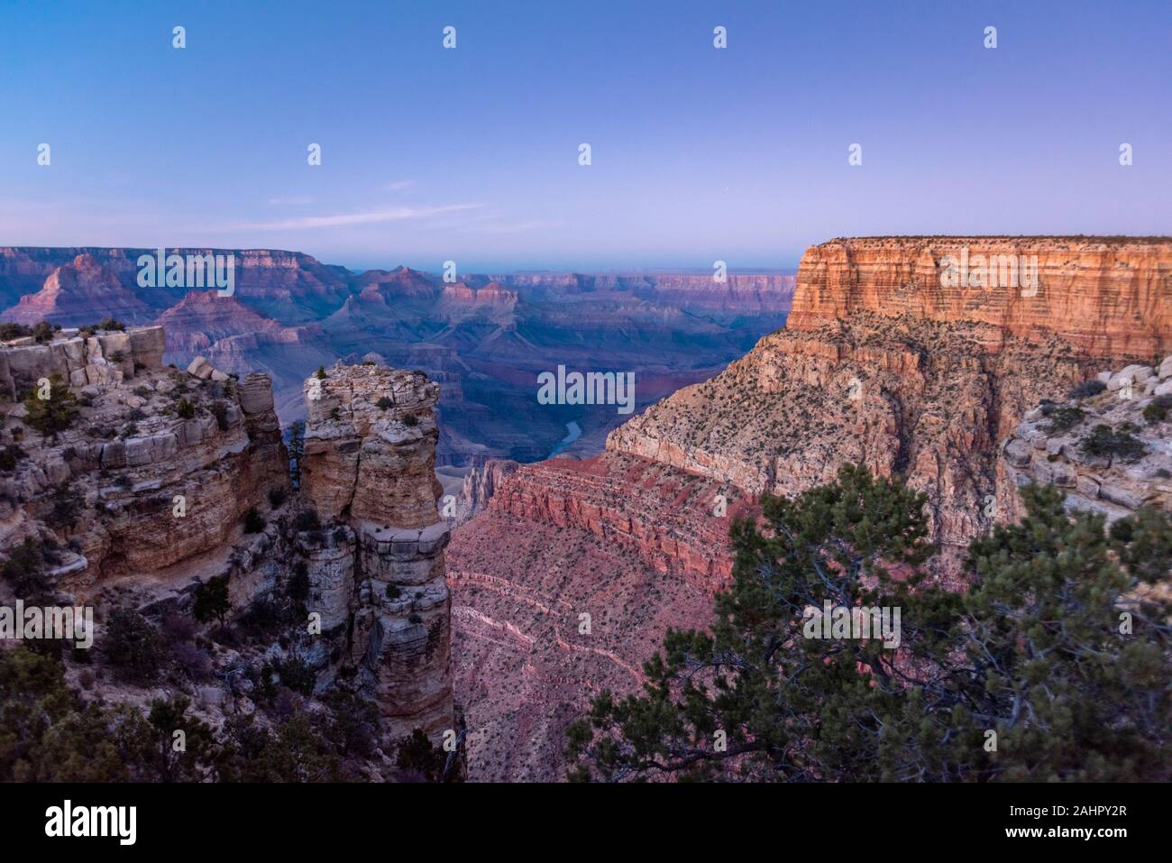 Una vista del fiume Colorado tessitura attraverso valli e il robusto Grand Canyon terreno a Moran Point. Foto Stock