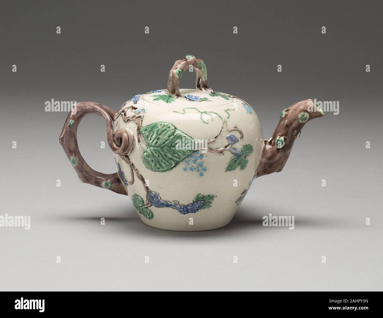 Teiera. 1750-1755. Staffordshire. Sale-smaltato porcellanato policroma con smalti di piombo Foto Stock