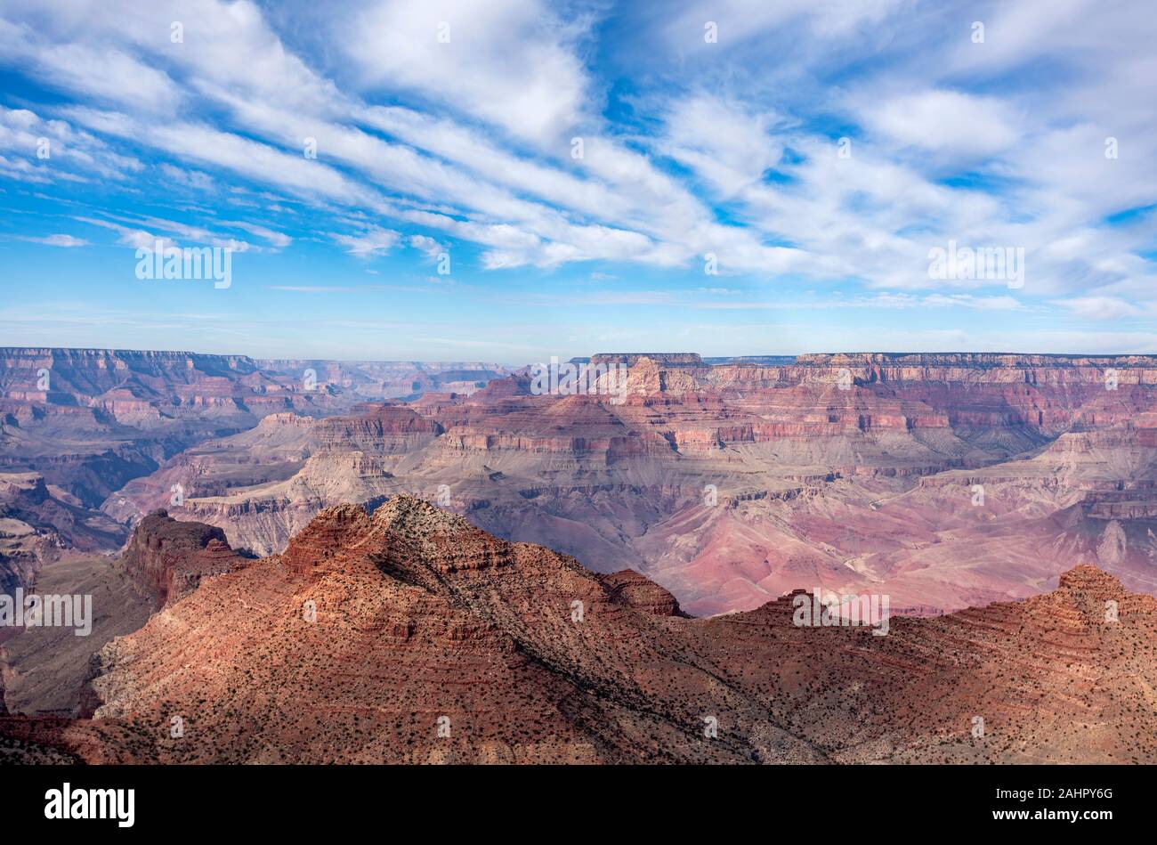 Una vista delle zone montane del Grand Canyon come visto dal deserto vista torre di avvistamento. Foto Stock