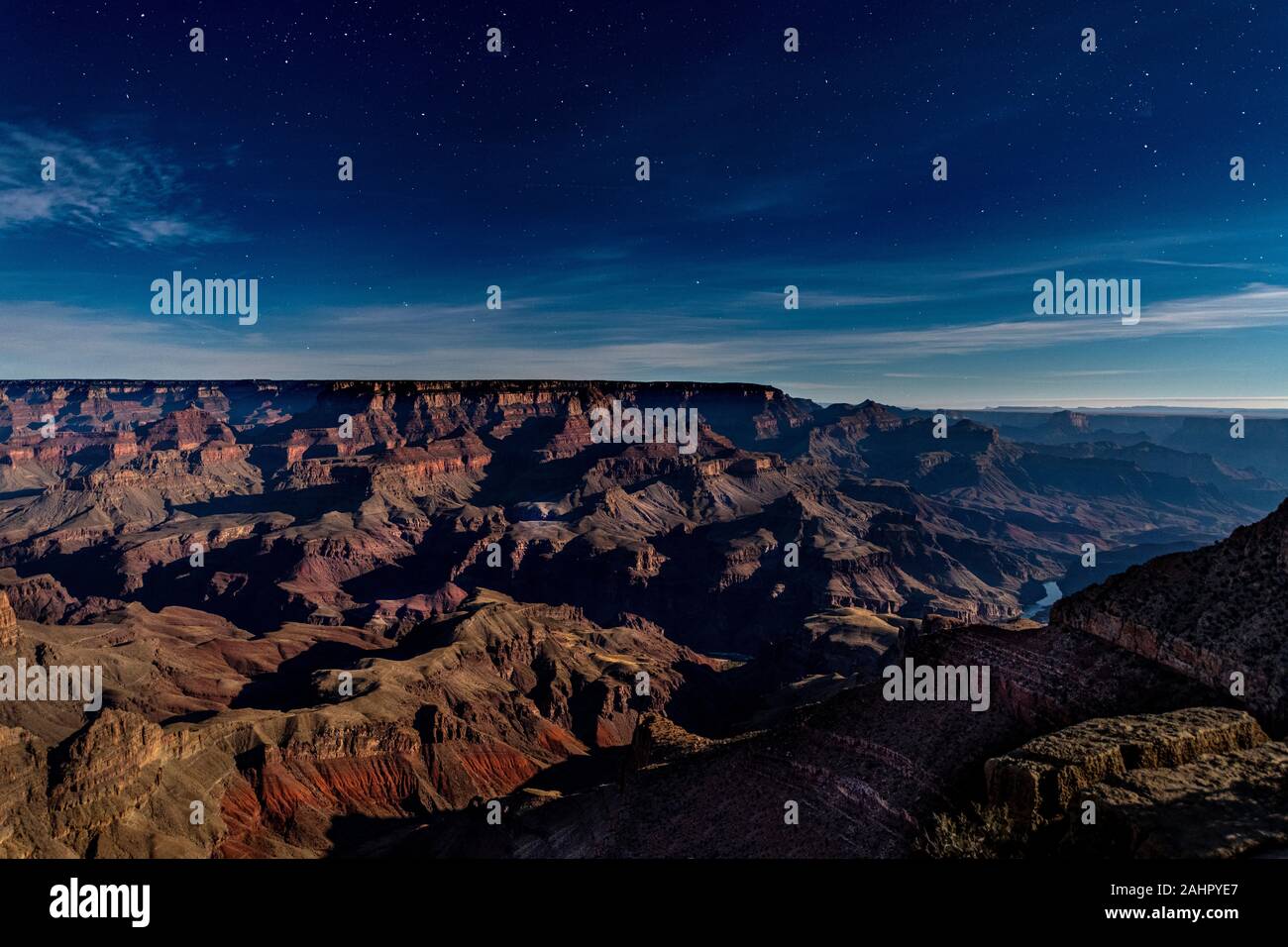 Una vista del robusto ma bellissimo parco nazionale del Grand Canyon di notte con il chiaro di luna illuminazione il canyon Foto Stock