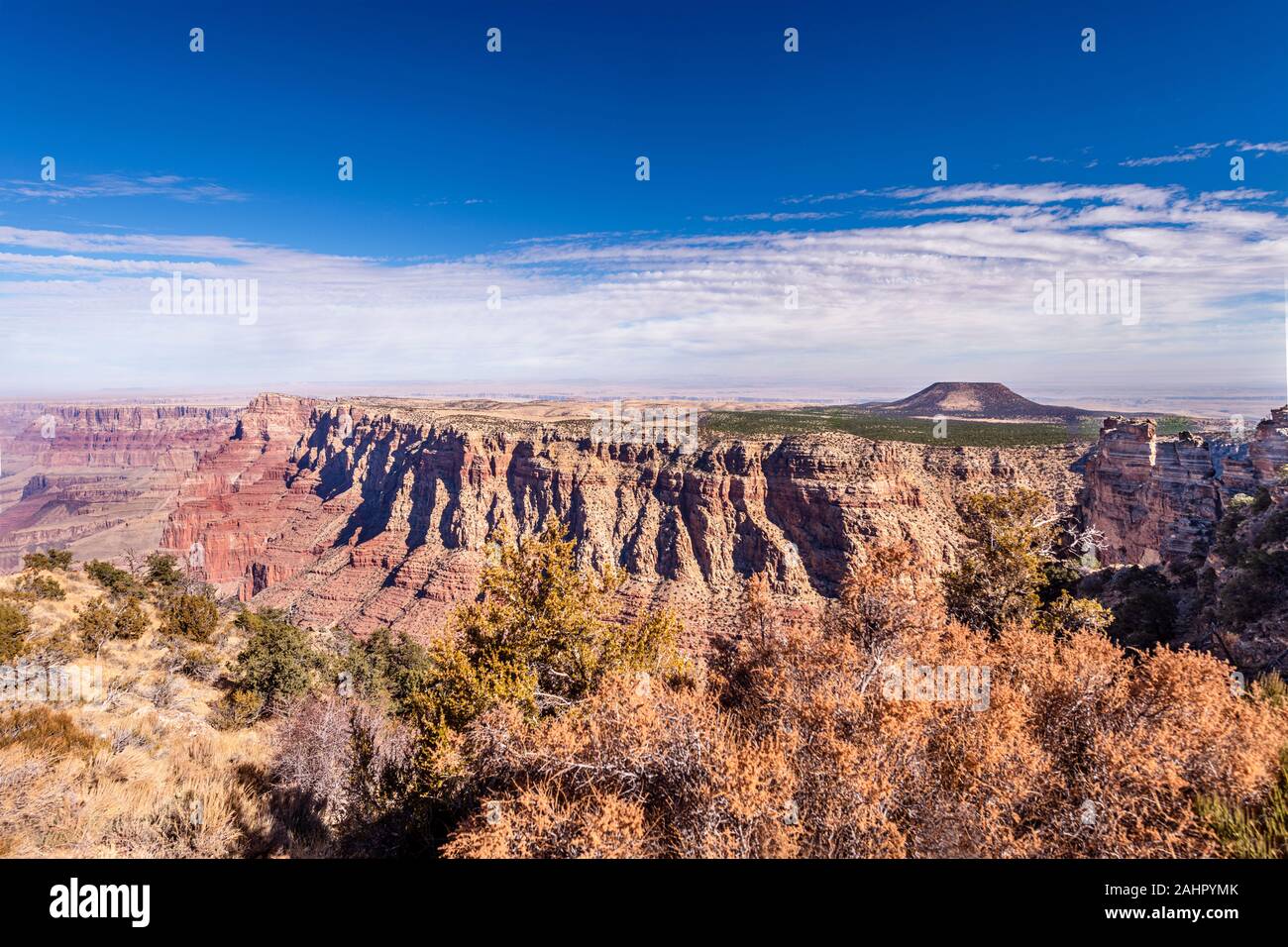 Una vista panoramica delle zone montane del Grand Canyon come si vede dalla vista del deserto si affacciano. Foto Stock