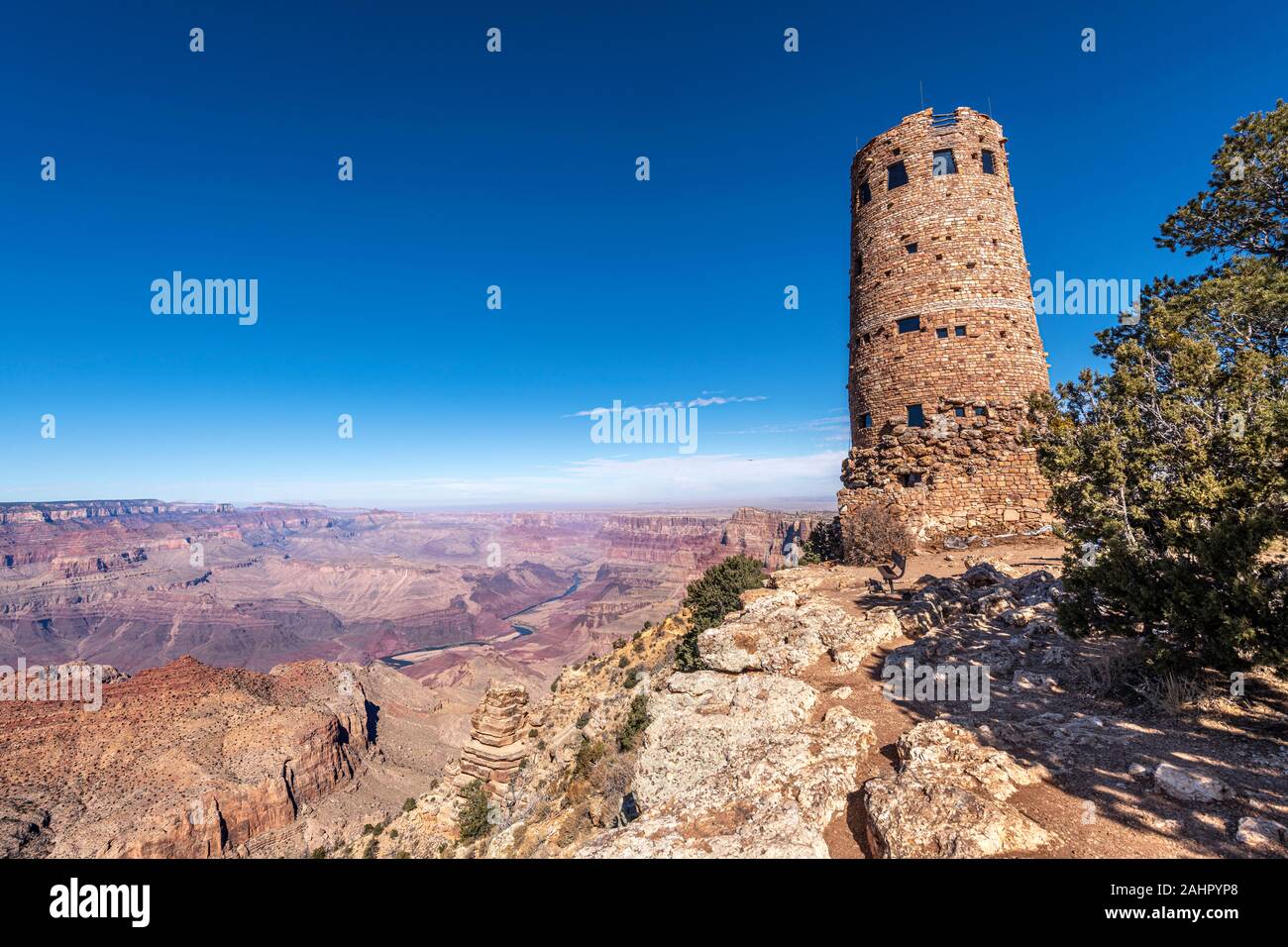 Una vista panoramica delle zone montane del Grand Canyon deserto vista torre di avvistamento incorniciato contro un cielo blu. Foto Stock