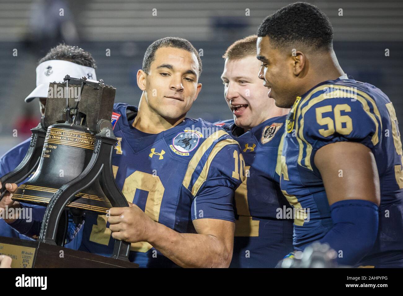 Memphis, Tennessee, Stati Uniti d'America. 31 Dic, 2019. Navy aspiranti guardiamarina quarterback Malcolm Perry (10) trattiene il campionato trofeo al fianco di compagni di squadra Paolo Carothers (51) e Nizaire Cromartie (56) a seguito della 61annuale di AutoZone Liberty Bowl classico di calcio tra la Marina aspiranti guardiamarina e il Kansas State Wildcats al Liberty Bowl Memorial Stadium di Memphis, Tennessee. Navy sconfitto Kansas State 20-17. Prentice C. James/CSM/Alamy Live News Foto Stock