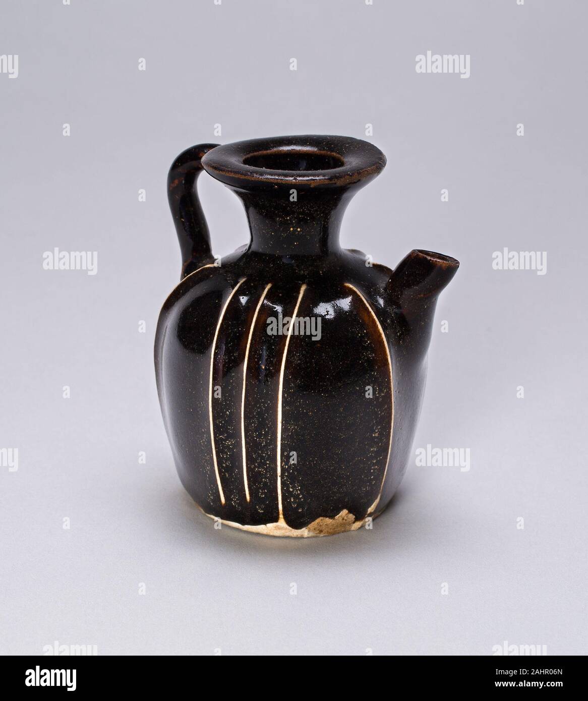 Gestite Ewer con nervature verticali. 1100-1299. Cina. Northern blackware, tipo Cizhou; grigio chiaro porcellanato bianco con slittamento trainati sotto il marrone scuro smalto Foto Stock