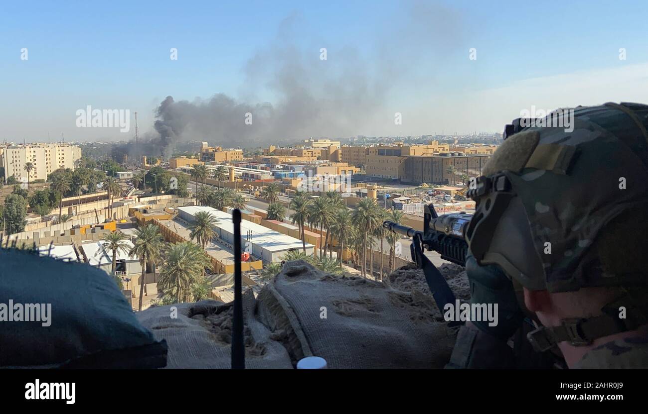 Baghdad in Iraq. 31 Dic, 2019. Stati Uniti I soldati dell esercito dal 1° Brigata, XXV divisione di fanteria, Task Force-Iraq, mans un posto di osservazione a inoltrare una base operativa europea III, a Baghdad, Iraq, il 31 dicembre 2019. Decine di angry sciita irachena i sostenitori della milizia si rompe in Stati Uniti Composto di ambasciata a Baghdad il martedì dopo lo sfondamento di una porta principale e l'impostazione di fuoco ad un area di ricevimento. Foto di magg. Charlie Dietz/STATI UNITI Esercito/UPI Credito: UPI/Alamy Live News Foto Stock