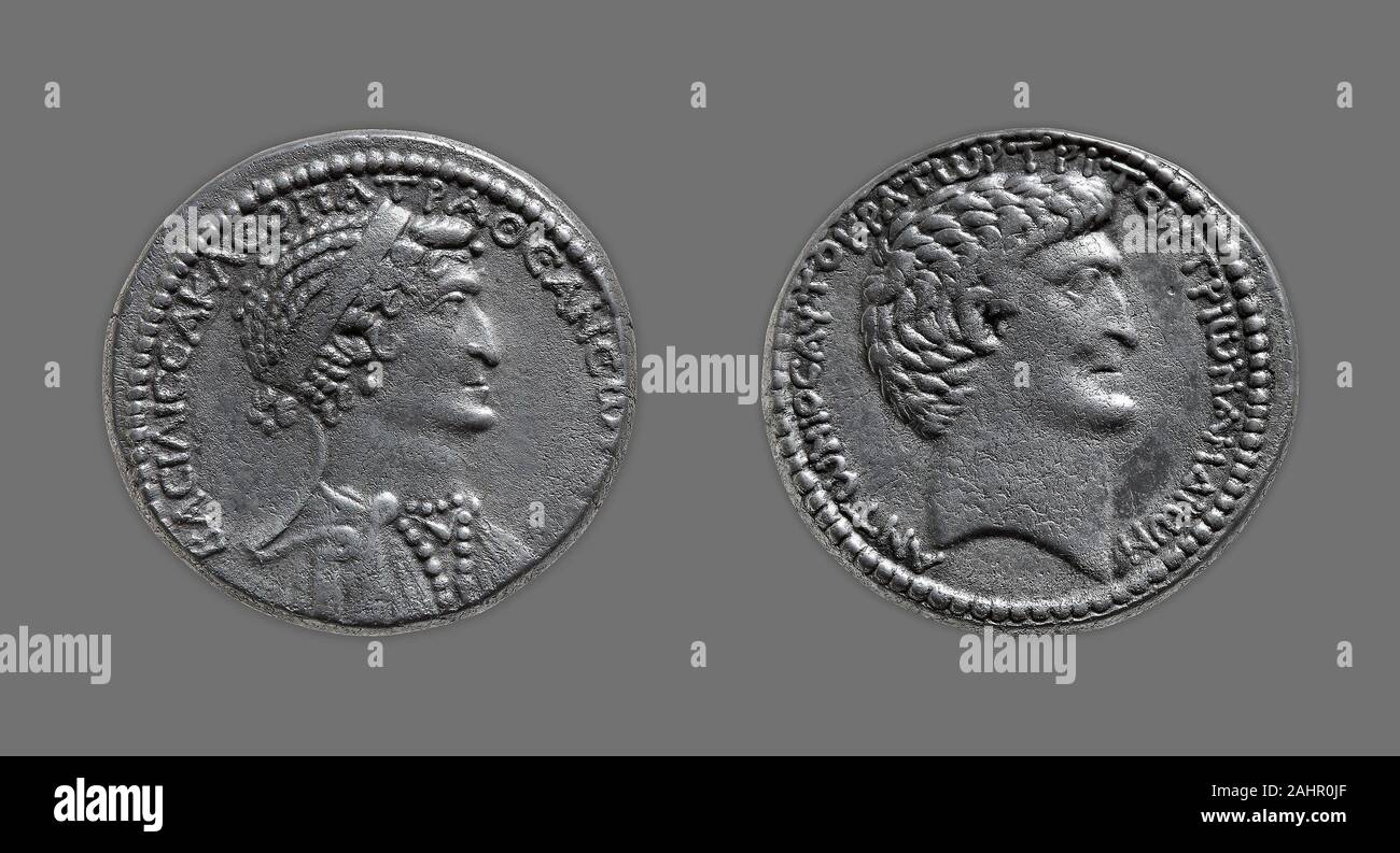 Antico romano. Tetradrachm (moneta) raffigurante la regina Cleopatra VII 37 BC-33 BC. La Siria. Argento ritratti di persone importanti che compaiono sulla valuta locale in tutto il mondo. Lo stesso era vero nella Roma antica, che ha iniziato a produrre la sua prima moneta alla fine del IV secolo A.C. Inizio monete raffigurati i capi di dei e dee sul lato anteriore, spesso nel profilo, mentre il retro raffigurati animali, risorse naturali, simboli e riferimenti a eventi storici. Non è stato fino al 44 A.C. che il ritratto di una persona viva-Julius Caesar-apparve sulle monete. Successivamente, il profilo di ritratti dei sovrani o oth Foto Stock