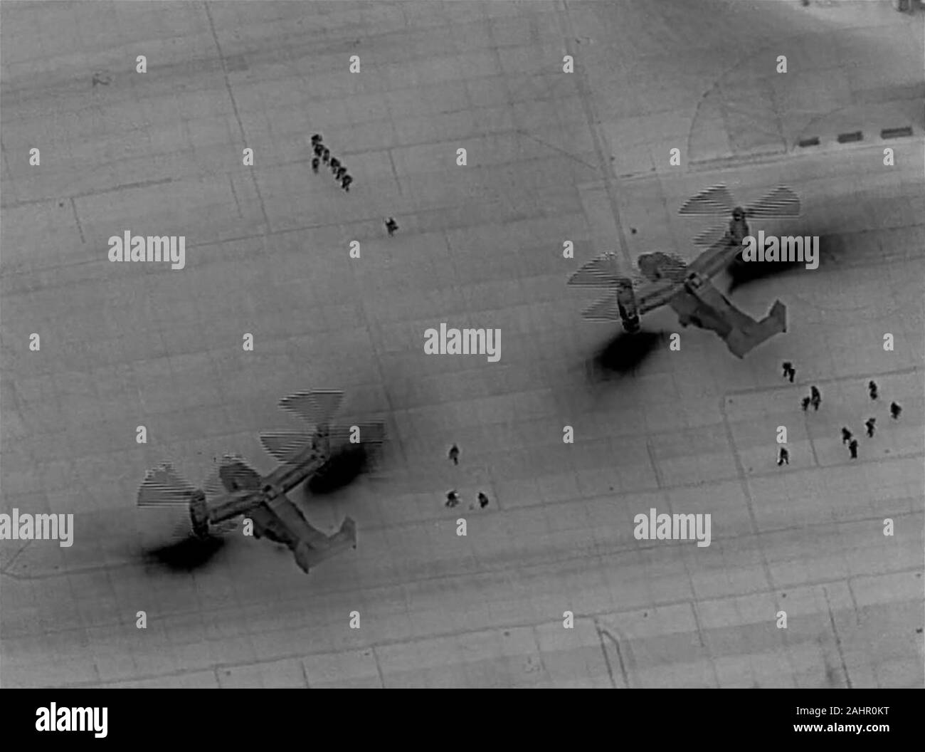 Baghdad in Iraq. 31 Dic, 2019. Due Stati Uniti Marine Corps MV-22 Asprì drop off per scopi speciali Air-Ground Marine Task Force-Crisis Response-Central comando (SPMAGTF-CR-CC) 19.2 Marines presso l'U.S. Ambasciata italiana a Baghdad, Iraq, il 31 dicembre 2019. Decine di angry sciita irachena i sostenitori della milizia si rompe in Stati Uniti Composto di ambasciata a Baghdad il martedì dopo lo sfondamento di una porta principale e l'impostazione di fuoco ad un area di ricevimento. Foto di U.S. Esercito/UPI Credito: UPI/Alamy Live News Foto Stock