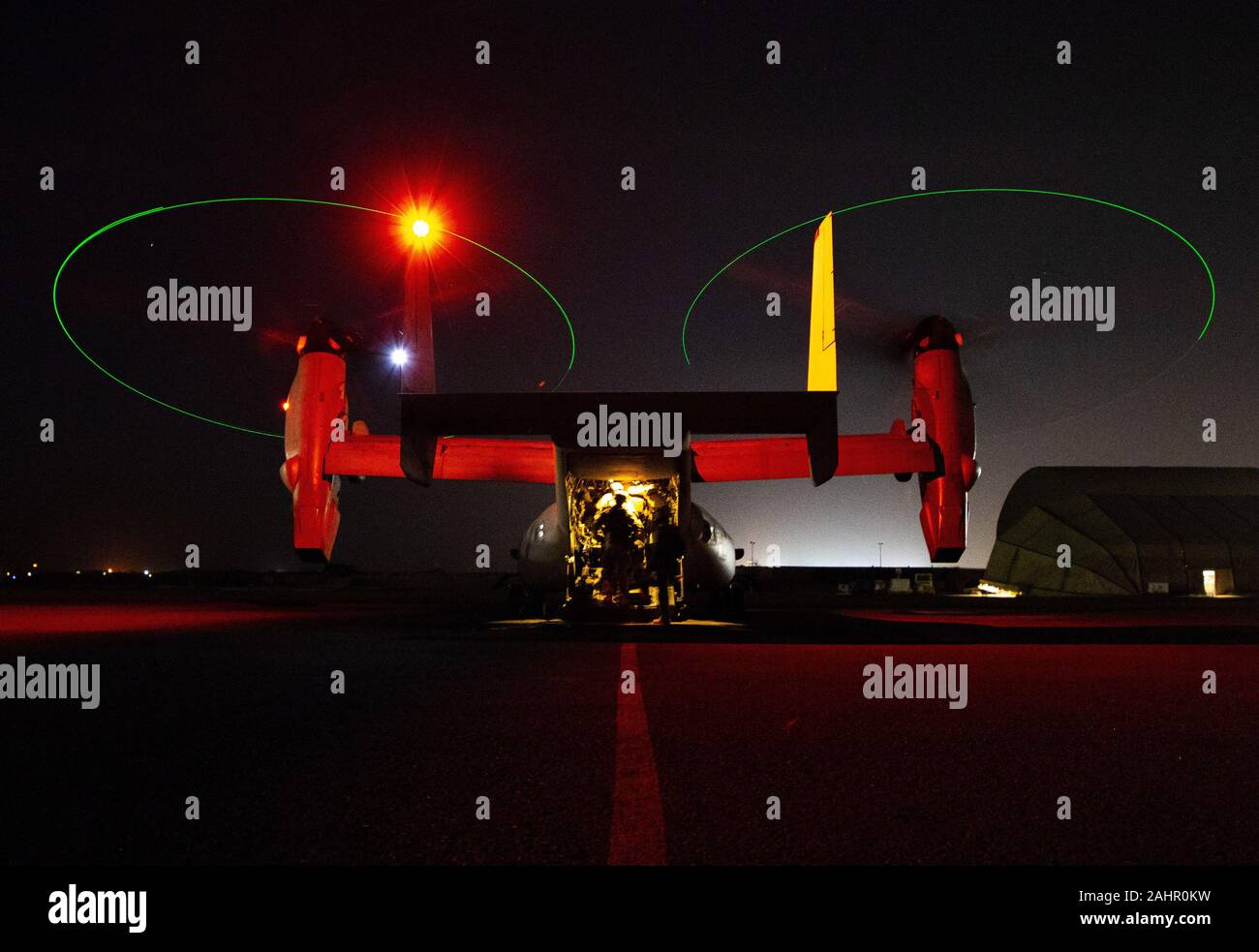 Il Kuwait. 31 Dic, 2019. Stati Uniti Marines assegnati a scopo speciale Air-Ground Marine Task Force-Crisis Response-Central comando (SPMAFTF-CR-CC) 19.2, preparare la distribuzione dal Kuwait a sostegno di una risposta in caso di crisi la missione a Baghdad, Iraq, il 31 dicembre 2019. Il SPMAGTF-CR-CC è progettato per muoversi con velocità e precisione per operazioni di sostegno in tutto il Medio Oriente. Foto di Sgt. Robert Gavaldon/STATI UNITI Marine Corps/UPI Credito: UPI/Alamy Live News Foto Stock