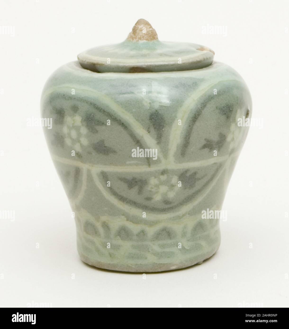 Miniatura vaso coperta. 1100-1299. Corea del Sud. Porcellanato con intarsi underglaze decorazione di verde e argille bianco Foto Stock