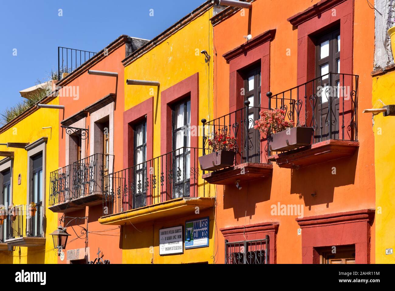 Colorato era coloniale case in San Miguel De Allende centro storico , Messico Foto Stock