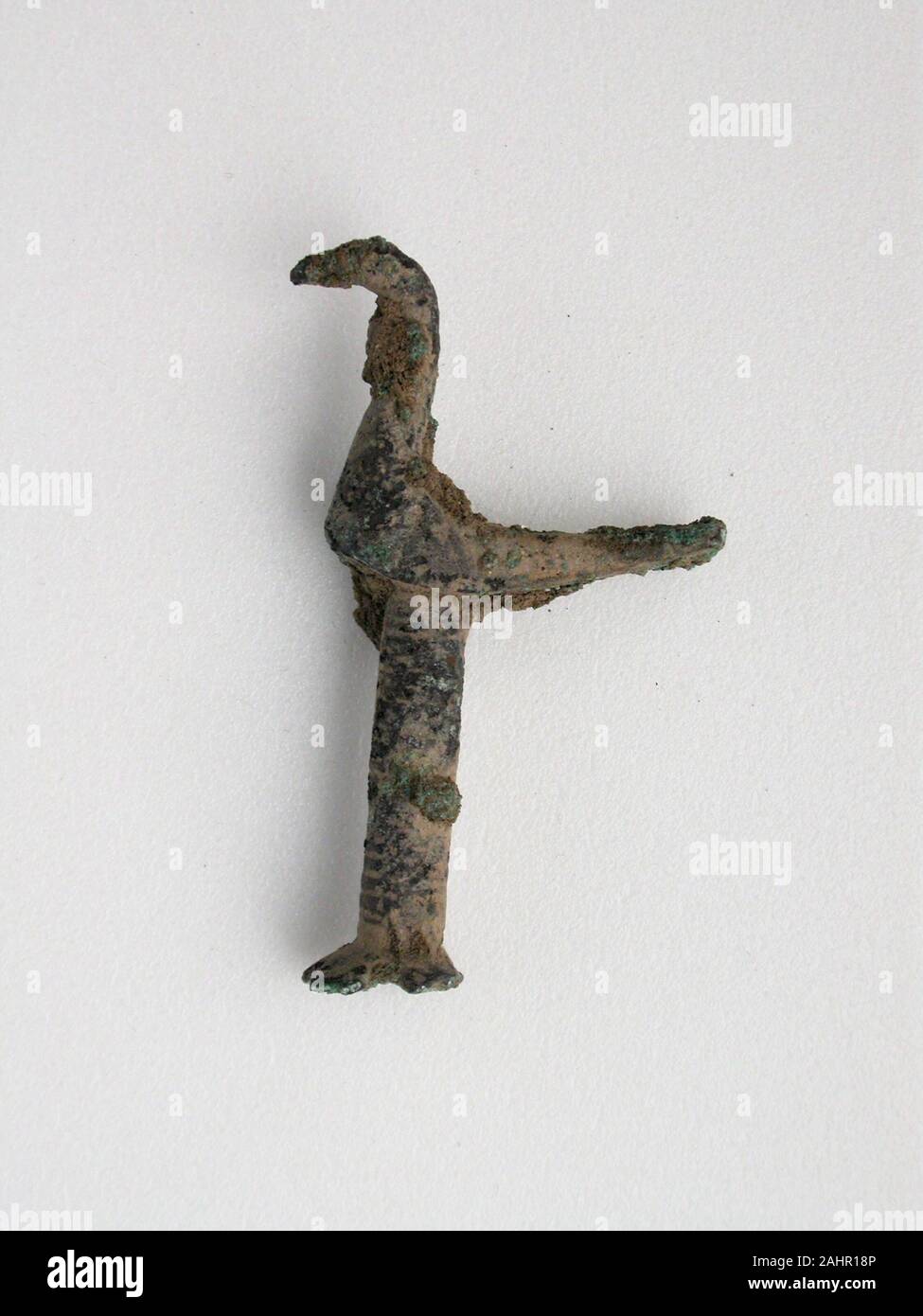 Il Greco antico. Bird in pole su supporto. 800 BC-701 BC. La Grecia. Il bronzo questo prezioso oggetto di bronzo è un votive, o dono devozionale, realizzato come offerta agli dèi. Essi sono disponibili in molte forme, come animali, perle e spille. Molti sembrano una volta che sia stata fissata a qualcos'altro. I Votives erano appesi da alberi sacri o collocato in santuari in tutta la Grecia. Una volta che il Santuario era piena, i votives ceremonially furono sepolti a fare spazio per ulteriori offerte. Foto Stock