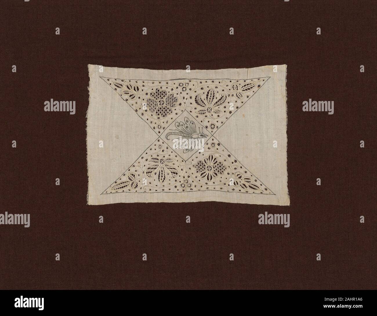Inserimento da una tovaglia. 1601-1625. In Inghilterra. Biancheria, ad armatura a tela; disegno a inchiostro; ricamato in seta e lino in catena e l'esecuzione di cuciture; tagliare e disegnate il lavoro ricamato con biancheria di asola, coperto e il russo punto a sopraggitto; con merletto ad ago di cucitura di riempimento Foto Stock