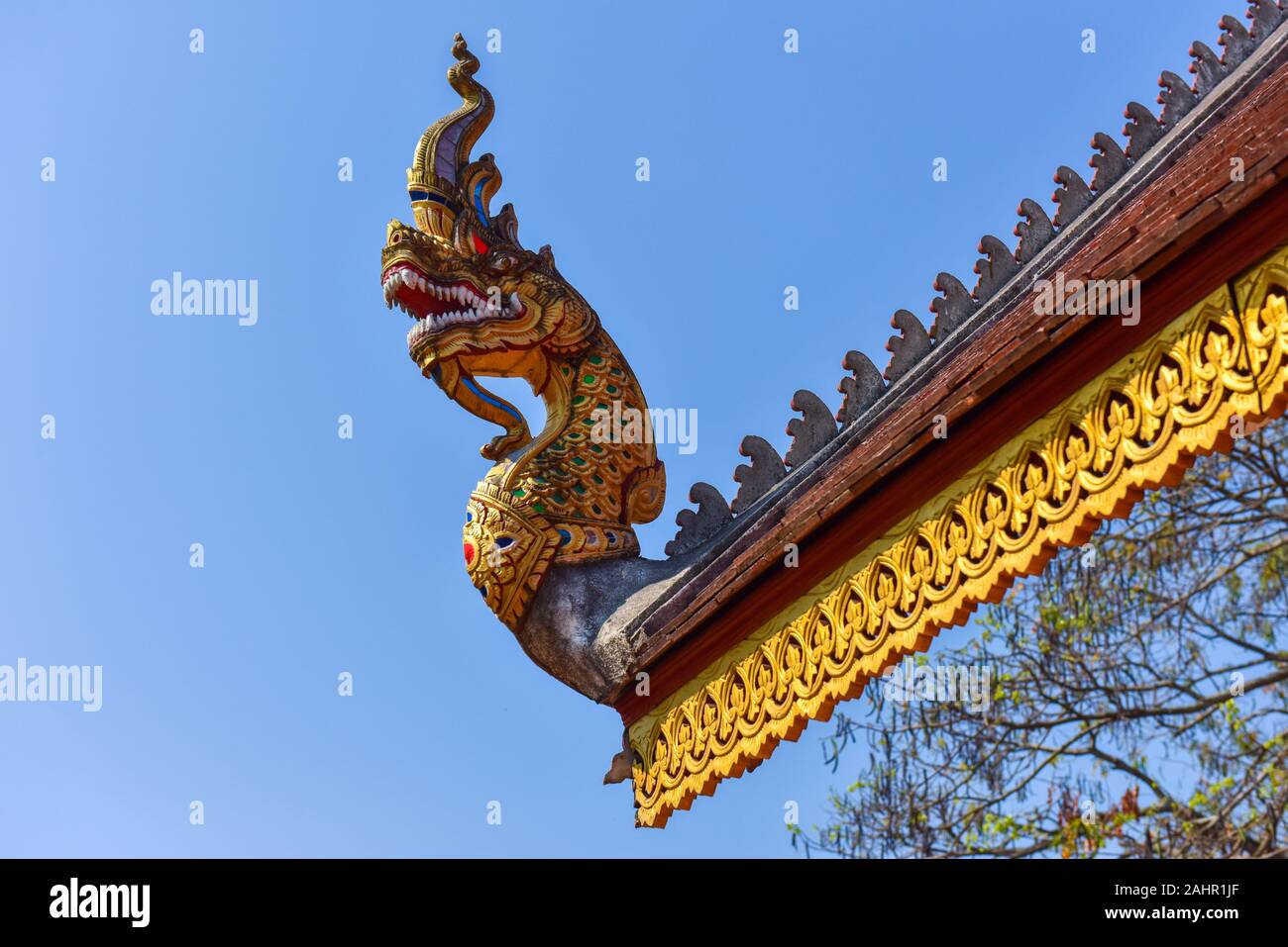 Statua sul tetto di un tempio buddista di Chiang Mai, Thailandia Foto Stock
