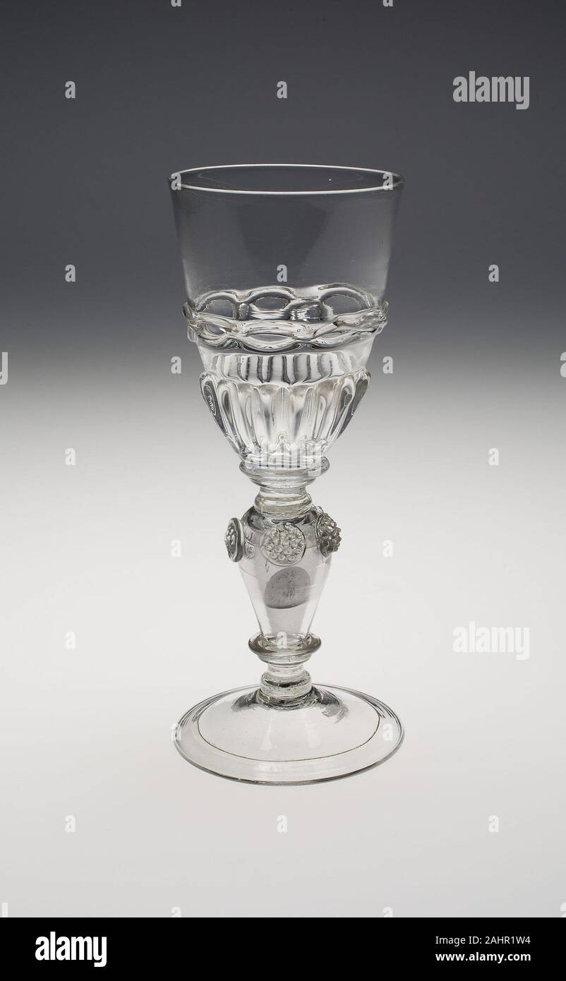 Wineglass contenente due non circola Charles II monete d'argento datata 1670 e 1671. 1685-1715. Bruciato il vetro al piombo con decorazione applicata e inclusioni di argento Foto Stock