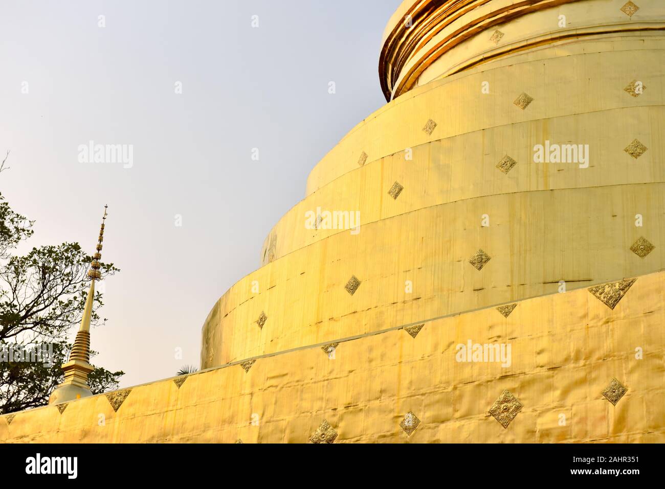 Il colore è dorato stupa di Wat Phra Singh tempio buddista, Chiang Mai , nel nord della Thailandia Foto Stock