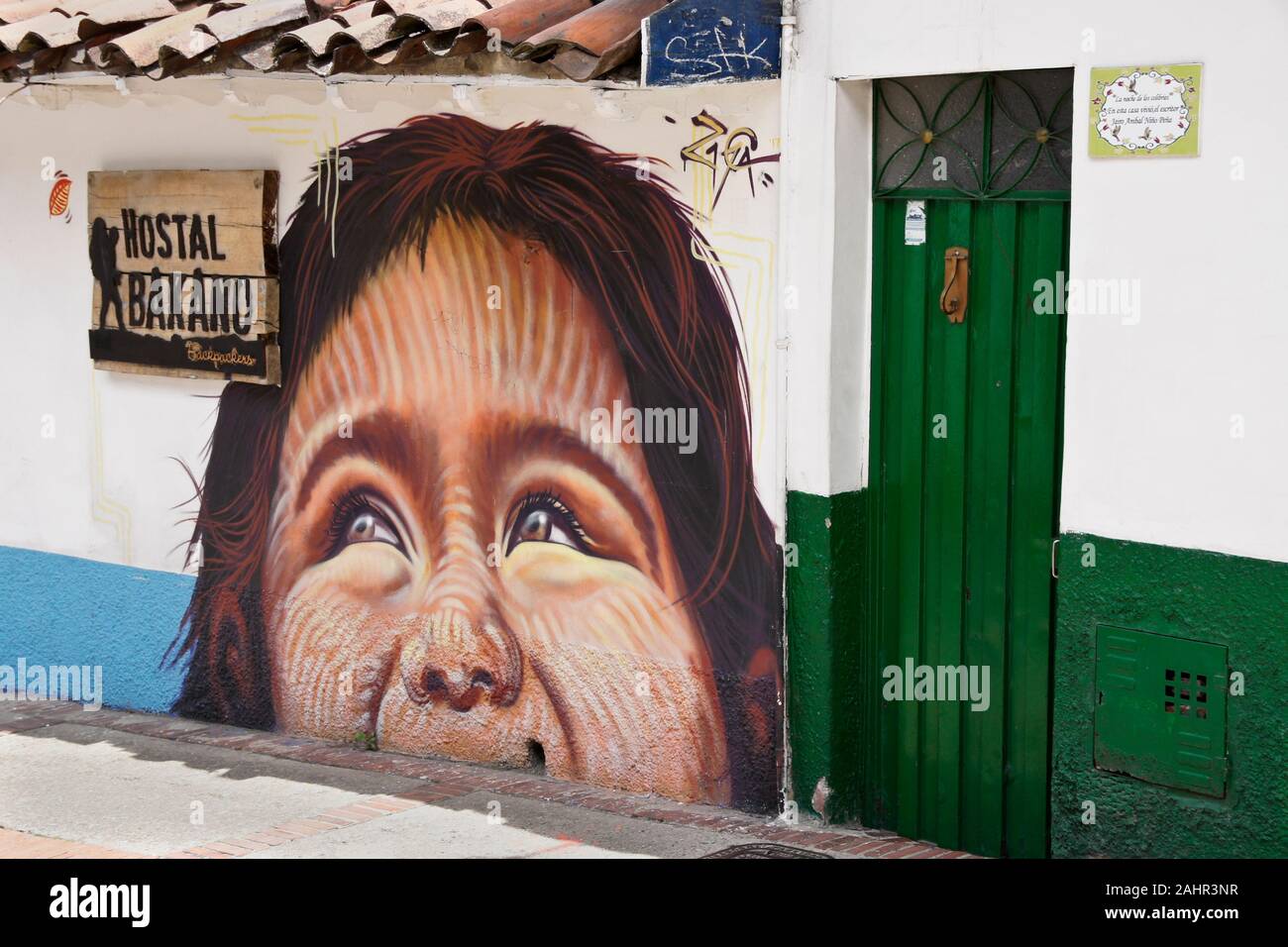 Murale dipinto sulla parte anteriore della struttura Hostal Bakano in Candelaria distretto di Bogotà, Colombia Foto Stock