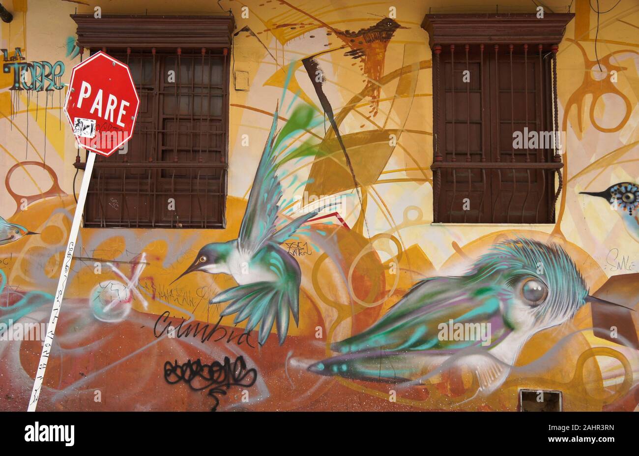 Murale e graffiti dipinti su esterno dell edificio in Candelaria distretto di Bogotà, Colombia Foto Stock