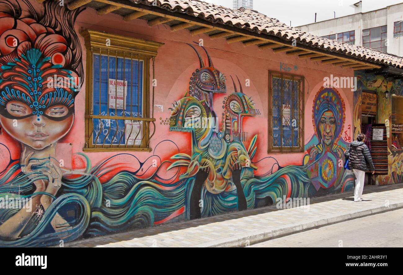 La donna a piedi murale in passato da urban artista Rodez e graffiti dipinti su esterno dell edificio in Candelaria distretto di Bogotà, Colombia Foto Stock