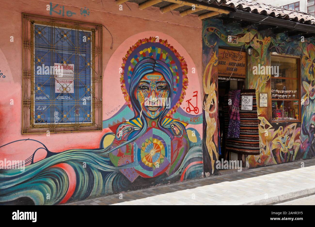 Murale di artista urbano Rodez e graffiti dipinti su esterno dell edificio in Candelaria distretto di Bogotà, Colombia Foto Stock