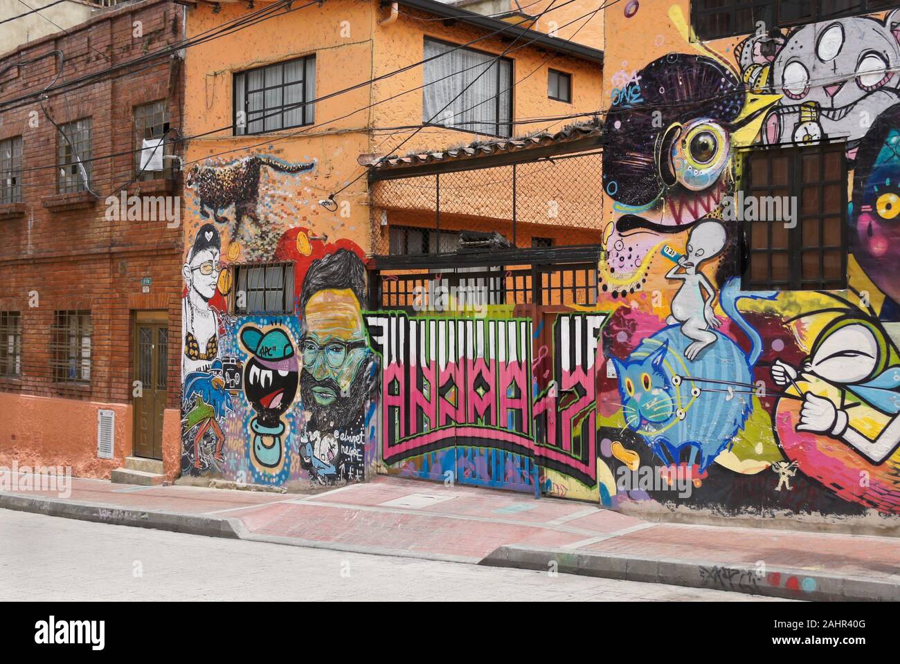 La street art e graffiti dipinta sul gate e l'esterno degli edifici in Candelaria distretto di Bogotà, Colombia Foto Stock