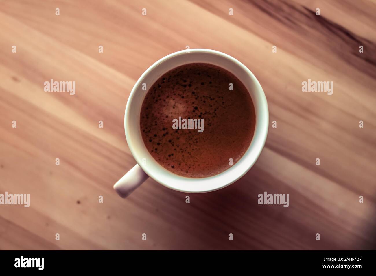 La prima colazione, brunch e concetto cafe - Mattina tazza di caffè con il latte sulla pietra di marmo laici piana, bevanda calda sul tavolo flatlay, vista dall'alto il cibo e la fotografia Foto Stock