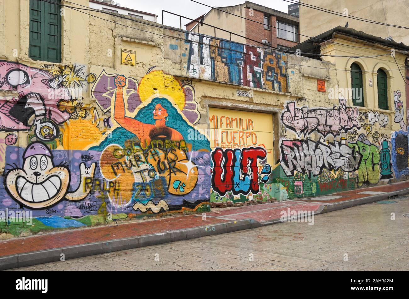 La street art e graffiti dipinti su esterno di edifici in Candelaria distretto di Bogotà, Colombia Foto Stock