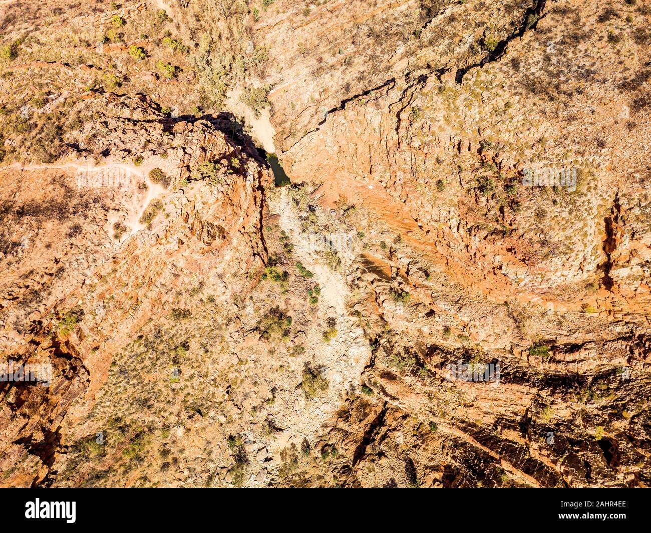 Vista aerea di Serpentine Gorge nel West MacDonnell Ranges, Territorio del Nord, l'Australia. Foto Stock