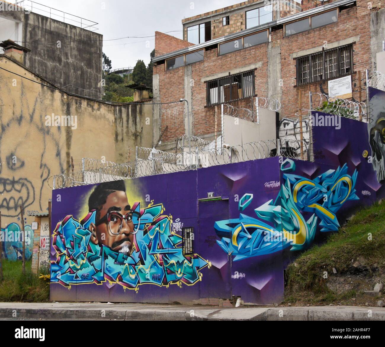 La street art e graffiti dipinti su pareti in Candelaria distretto di Bogotà, Colombia Foto Stock