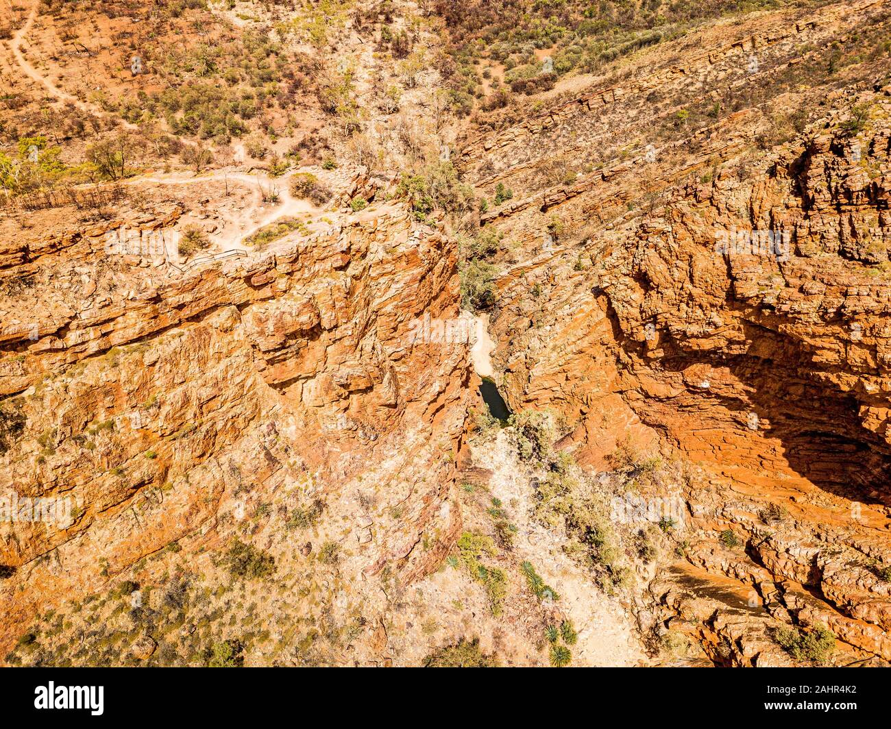 Vista aerea di Serpentine Gorge nel West MacDonnell Ranges, Territorio del Nord, l'Australia. Foto Stock