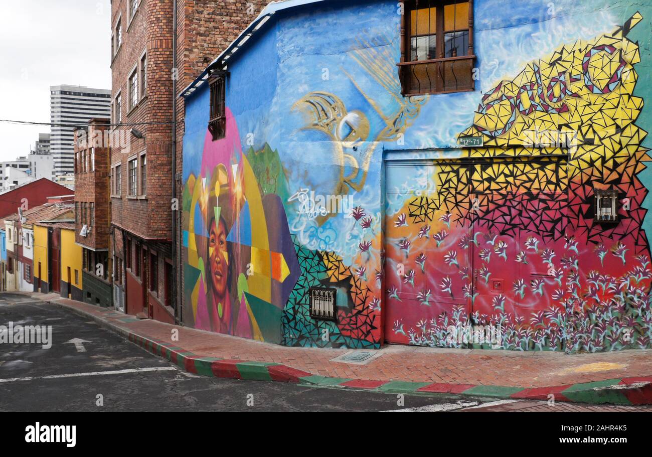 La street art e graffiti dipinti su esterno dell edificio in Candelaria distretto di Bogotà, Colombia Foto Stock