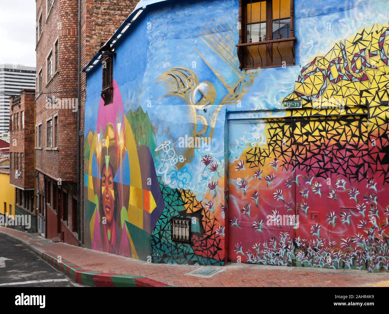 La street art e graffiti dipinti su esterno dell edificio in Candelaria distretto di Bogotà, Colombia Foto Stock
