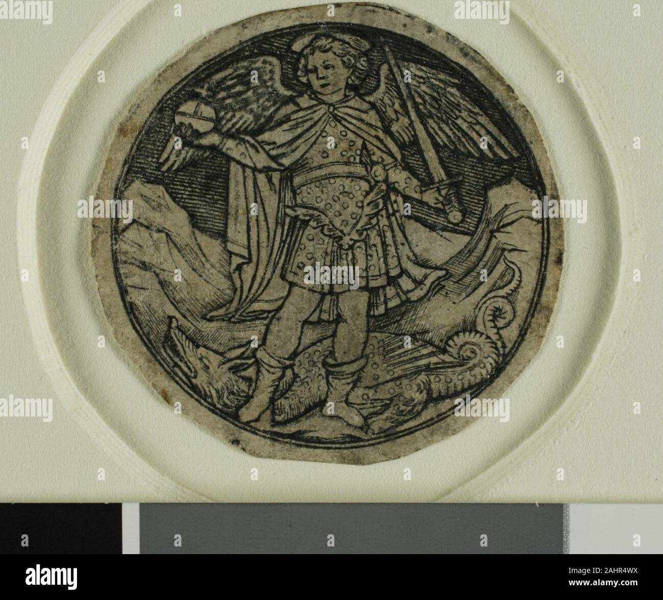 San Michele. 1400-1599. L'Italia. L'incisione (niello) in nero su tan carta vergata questa piccola incisione potrebbe essere stato stampato da una preziosa piastra di metallo che è stato parte di una più grande-decorativi eventualmente liturgico-oggetto. Il cosiddetto niello stampa è pensato per avere origine in Italia ed è stato realizzato su una di oro o di argento lastra incisa con un bulino. Le linee possono essere riempite con niello, una spessa lega di metallo che contrastava con i metalli preziosi, e poi inchiodati in un contenitore più grande. Uno o due impressioni a prova utilizzando inchiostro e carta potrebbe essere presi in anticipo senza danneggiare la piastra di incisione. Foto Stock