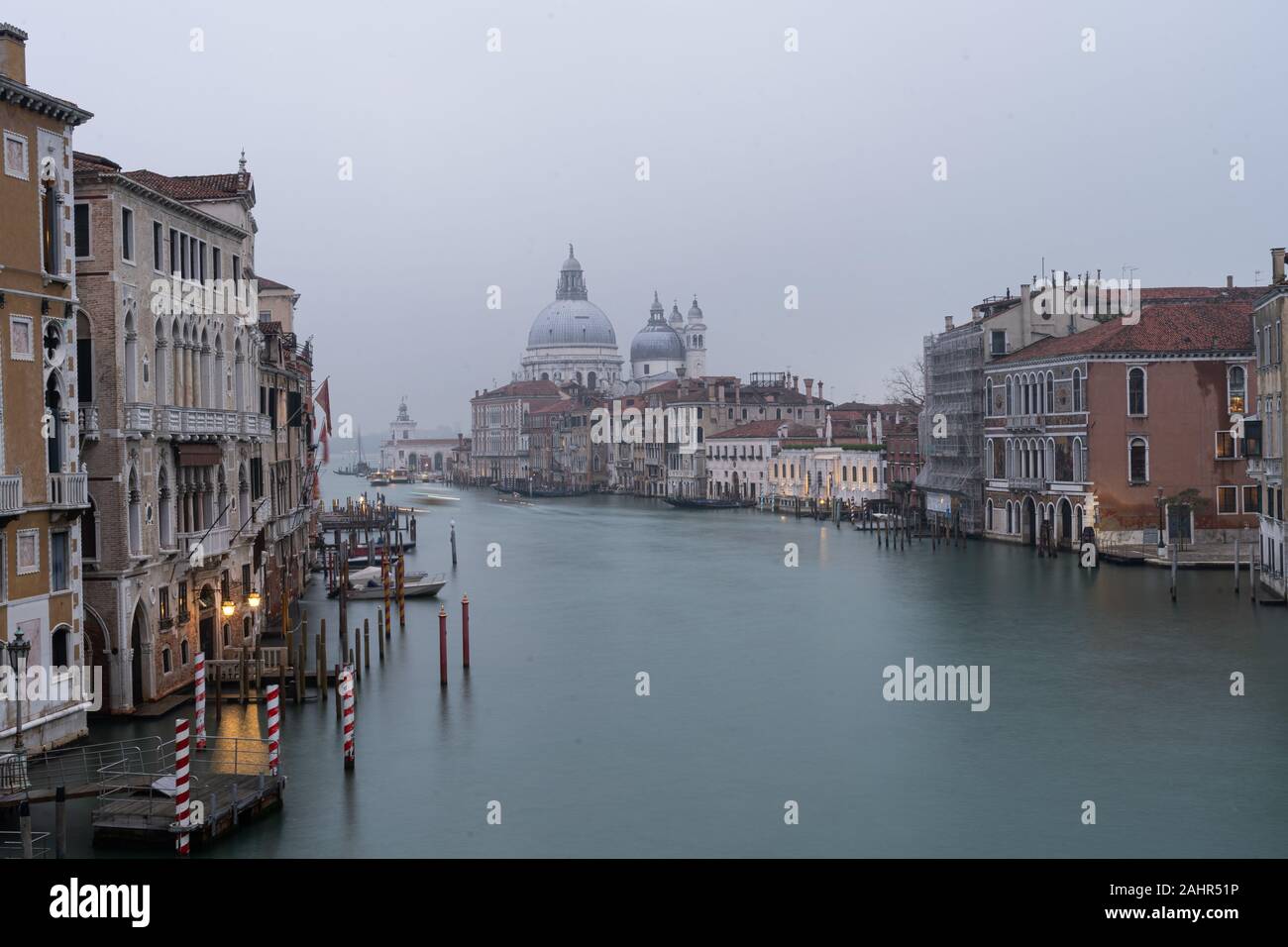 Vista del Canal Grande dal Ponte dell'Accademia, Venezia, Italia Foto Stock