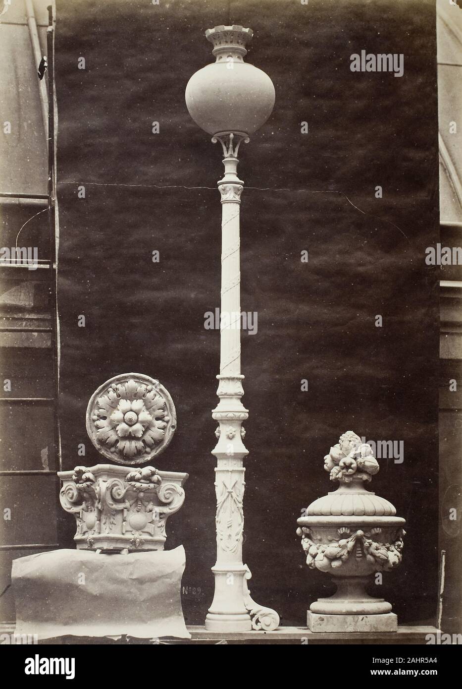 Louis-Emile Durandelle. I dettagli interni e candelabri, Théâtre du Vaudeville di Parigi. 1869. La Francia. Albume stampare uno dei più grandi fotografi di architettura del XIX secolo in Francia, Louis-Emile Durandelle è stato ingaggiato per documentare tali edifici come la sfarzosa Paris Opéra, la Bibliothèque Nationale e (come mostrato qui) la recente ricostruzione Théâtre du Vaudeville. In un processo durato diversi anni, egli sarebbe ancora il processo di costruzione da la posa delle fondazioni attraverso il completamento, spesso rivelando elementi dell'edificio finito non visibile ad occhio nudo i dettagli di dec Foto Stock