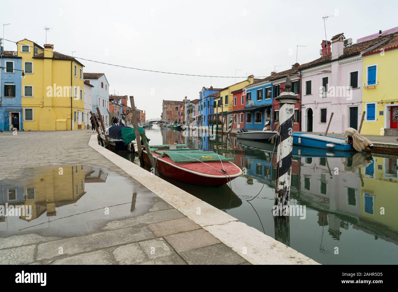 Canal e case colorate nell'isola di Burano Venezia Italia Foto Stock