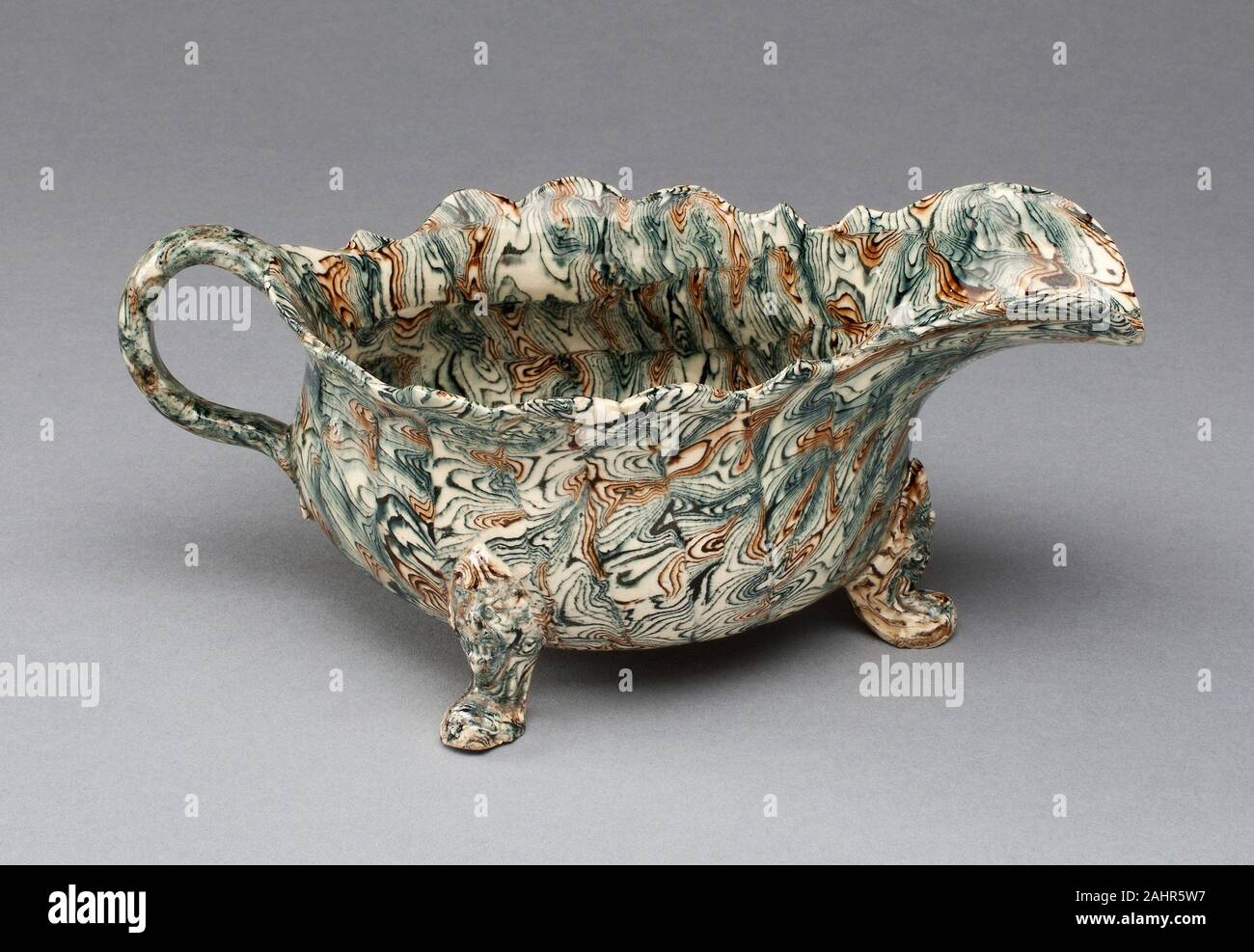 Sauceboat. 1750-1759. Staffordshire. Piombo-terracotta invetriata (agateware) Foto Stock