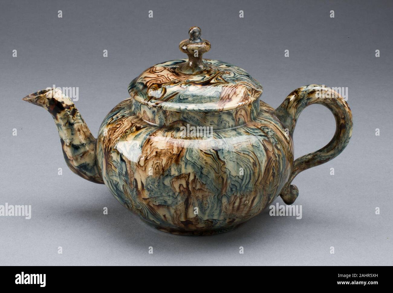 Teiera. 1750-1759. Staffordshire. Piombo-terracotta invetriata (agateware) Foto Stock