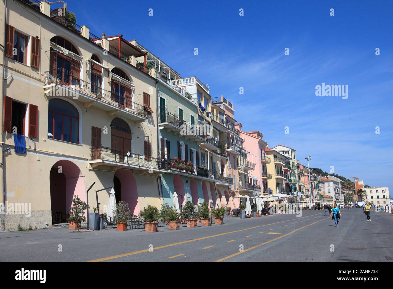 Edifici sul Quay, Oneglia, Imperia, Liguria, Riviera Ligure, Italia, Europa Foto Stock