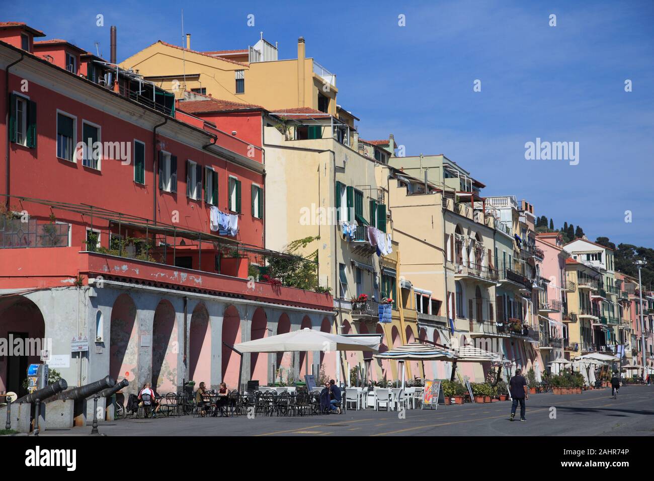 Edifici sul Quay, Oneglia, Imperia, Liguria, Riviera Ligure, Italia, Europa Foto Stock