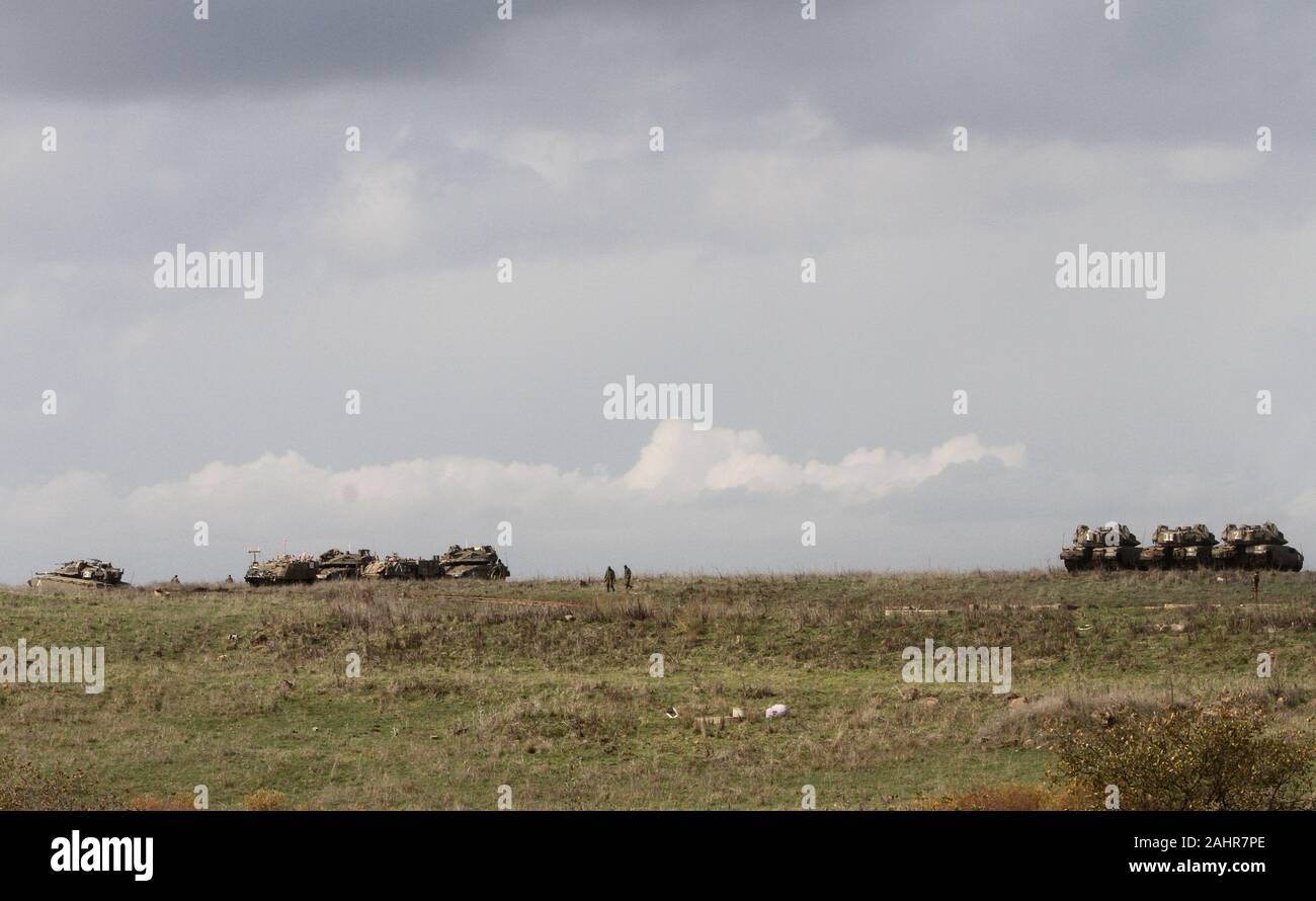 Pechino, Cina. 30 Dic, 2019. Soldati israeliani e serbatoi militari sono visto israeliano-occupato Golan durante un trapano militare il 30 dicembre, 2019. I militari israeliani era in uno stato di massima allerta in alture del Golan, in preparazione per una possibile ritorsione da parte dell'Iran dopo Stati Uniti colpisce il Kata'ib Hezbollah strutture in Iraq e Siria Domenica. Credito: Gil Cohen Magen/Xinhua/Alamy Live News Foto Stock