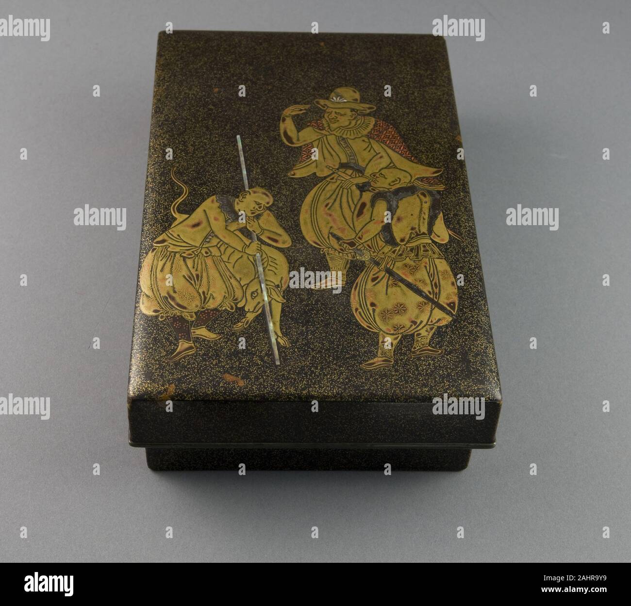 Scatola piccola. 1601-1700. Il Giappone. La lacca con oro e a inserto la proliferazione delle facce straniere in Edo stampe ser ha le sue radici nell'aspetto di portoghese e spagnolo "Southern barbari" in Giappone nella metà del XVI secolo e olandese e inglese "Red-Hairs" nei primi 17th. Il "Southern barbaro" figure la decorazione di questa scatola sono mostrati indossando il portoghese di mode-stretto raccordo di giacche e pantaloni ballooning addobba con volant-che sono rappresentate in seno alle convenzioni di arte giapponese. Feroce e occhi nasi esagerata completare l'ensemble di alien attributi, mentre il mastiff raffigurato w Foto Stock